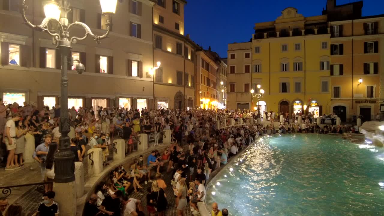 罗马夜晚，人们站在特莱维喷泉前视频下载
