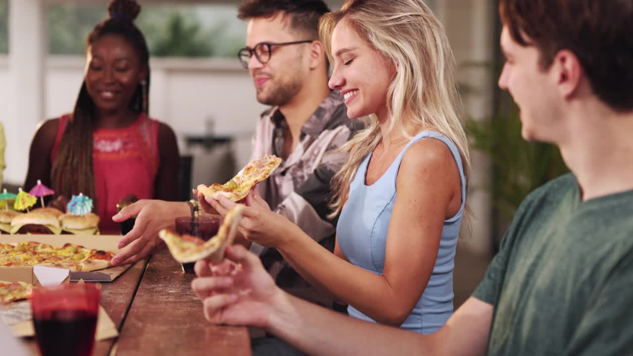 和朋友一起吃披萨的快乐年轻女子。视频下载