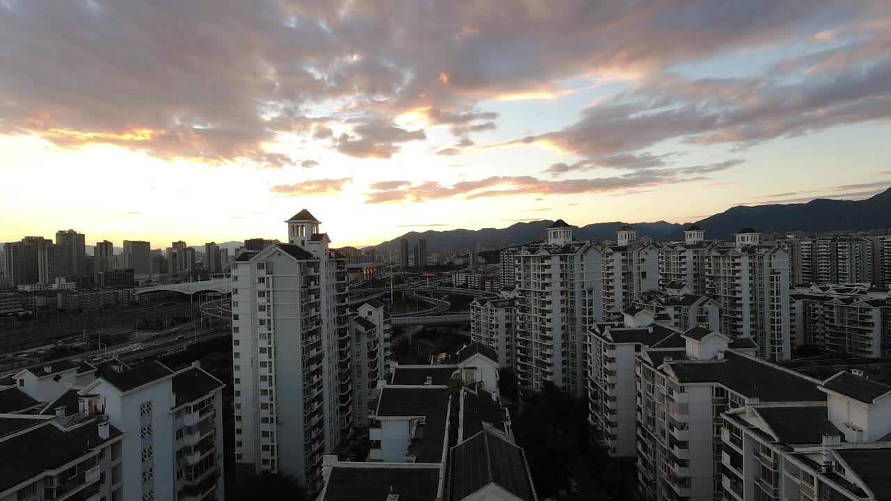 从日落到夜晚的城市住宅天际线的延时摄影视频下载