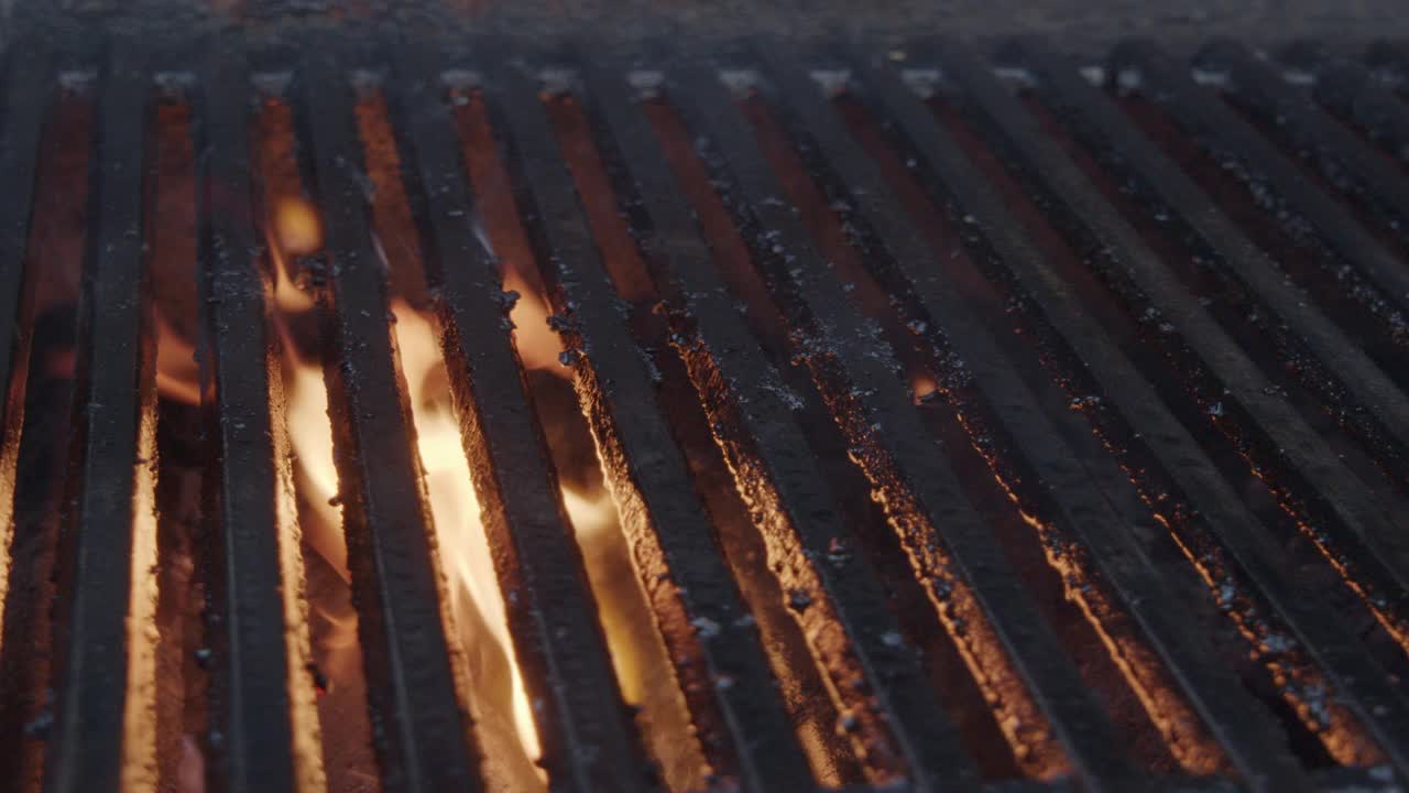 厚生西冷牛排慢动作扔到烤架上，火焰在牛排击中视频下载