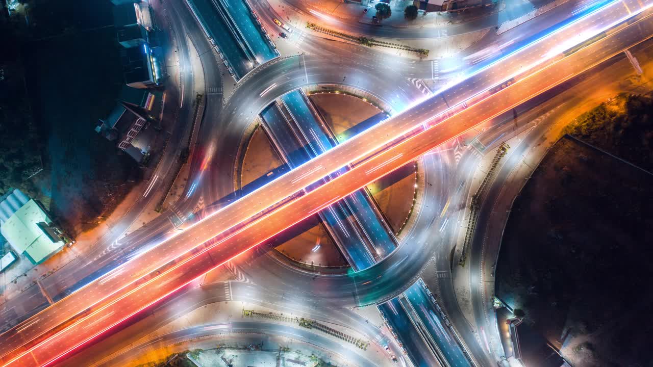 动态未来主义霓虹灯和线与顶部视图延时汽车交通在环形交叉口的网络和技术概念视频下载