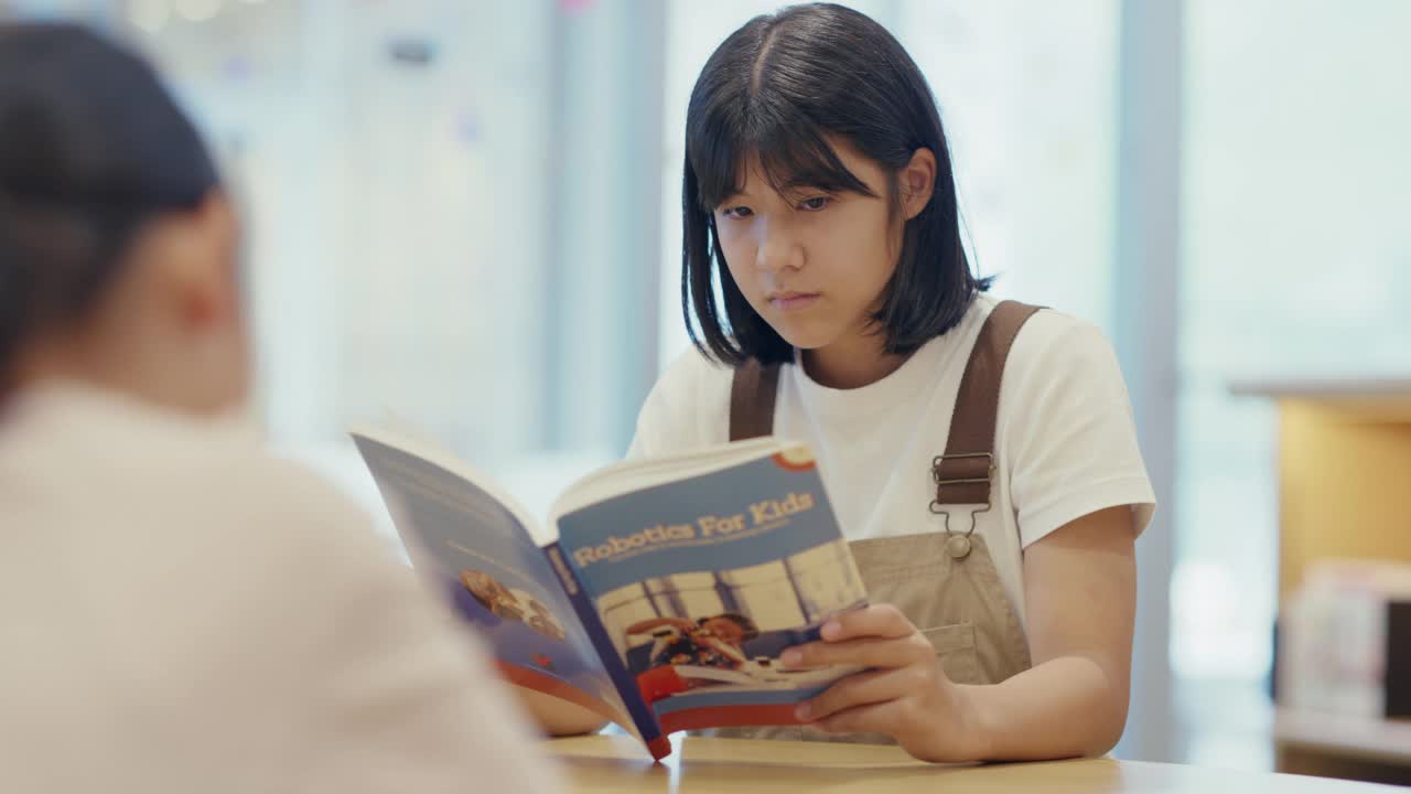 MS十几岁的女孩在图书馆阅读视频素材