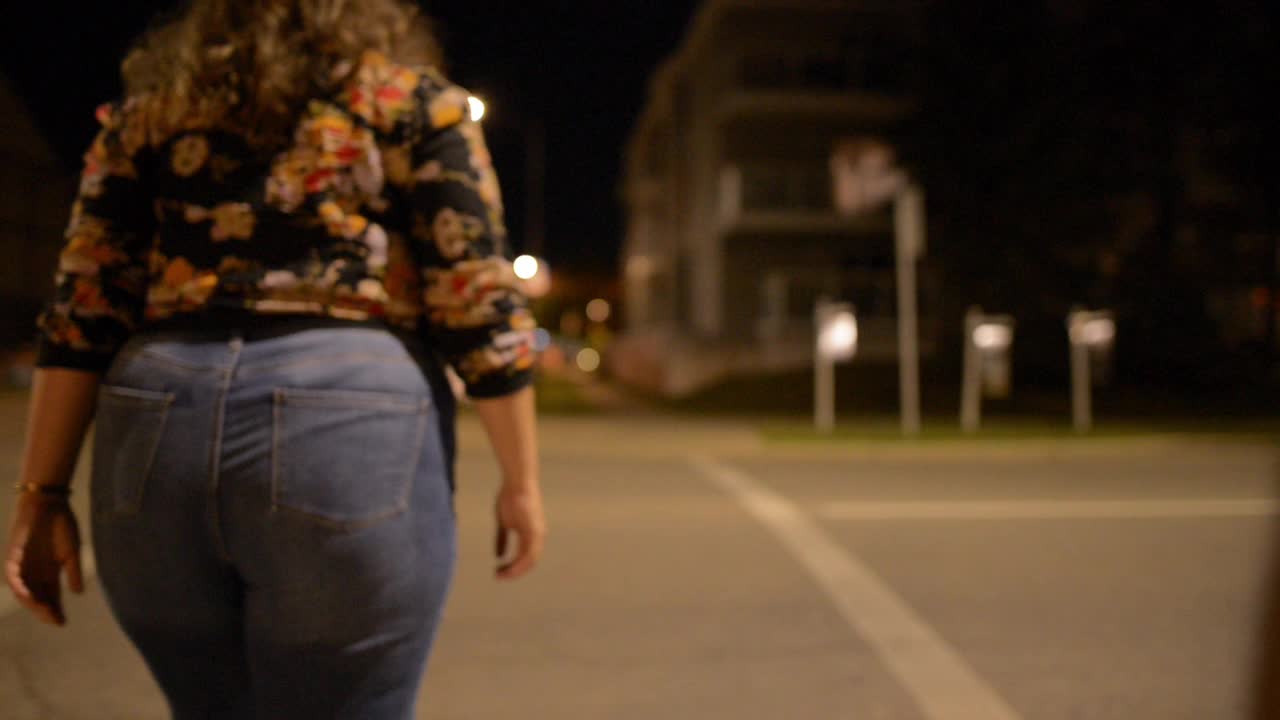 晚上在城市里牵着手散步的情侣视频素材