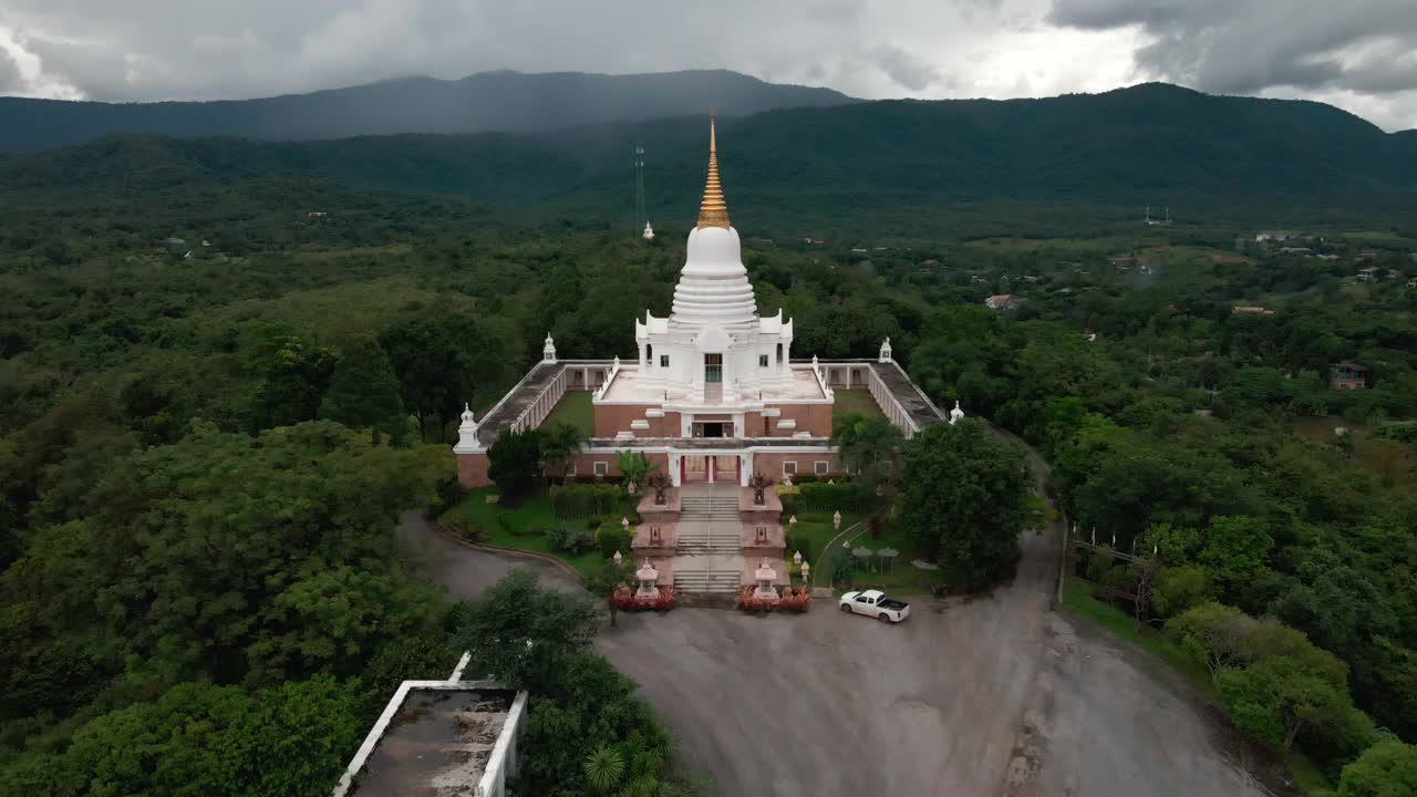 俯瞰泰国东北部那空Ratchasima省Pak-Chong地区的Wat Mongkut Khiriwan寺庙视频下载