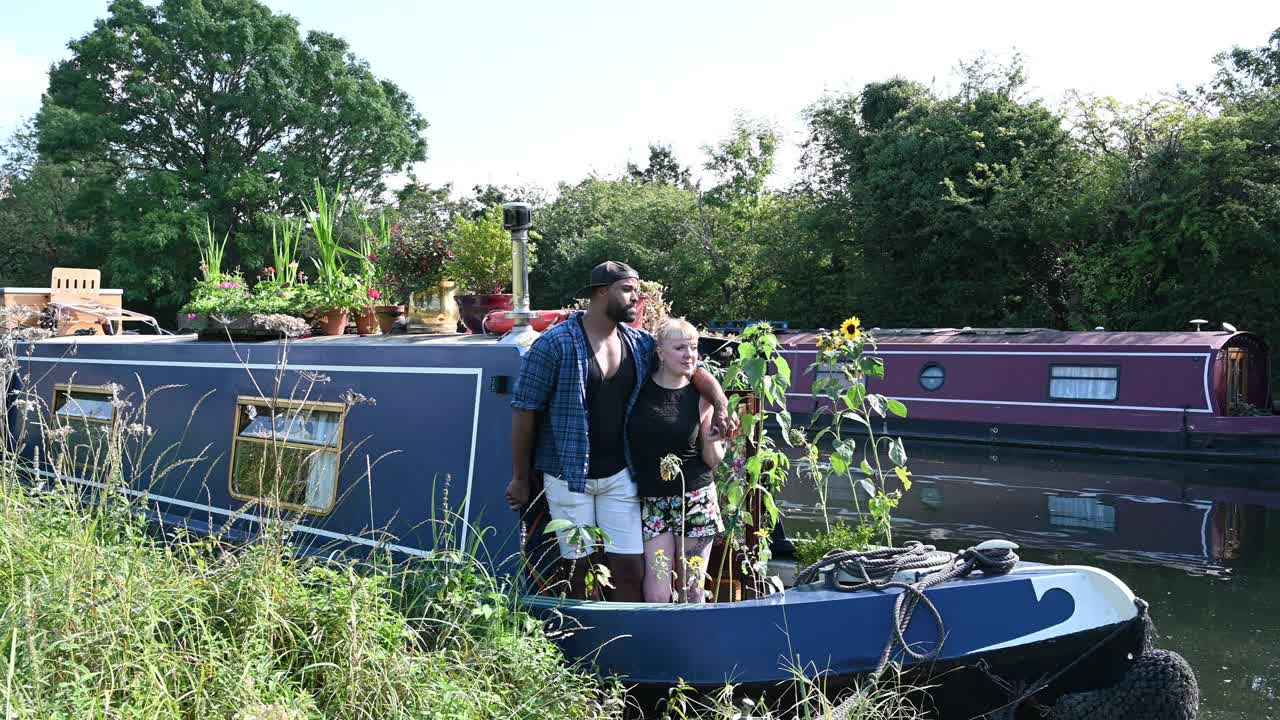 英国夫妇在小船上享受生活的肖像视频素材