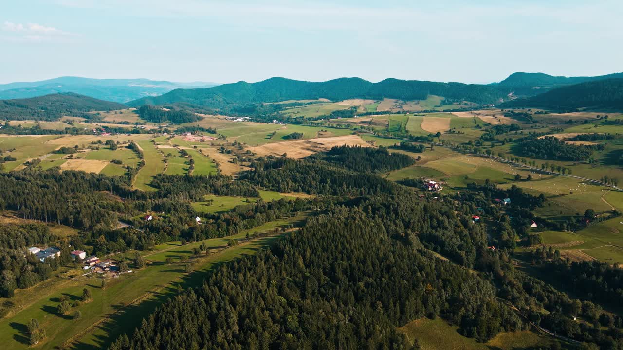 山村和农田，鸟瞰图。自然景观视频素材