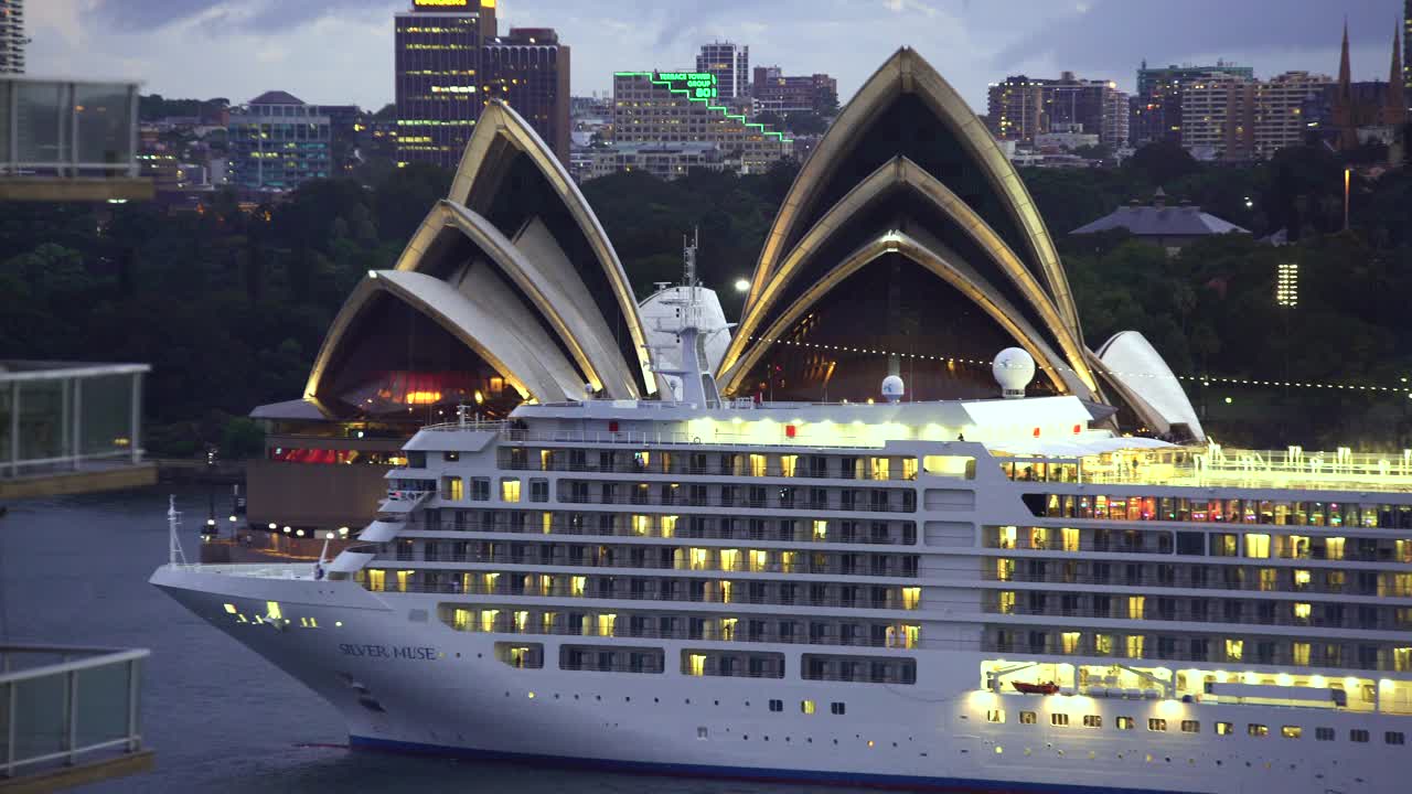 有灯光的游轮经过悉尼歌剧院视频下载