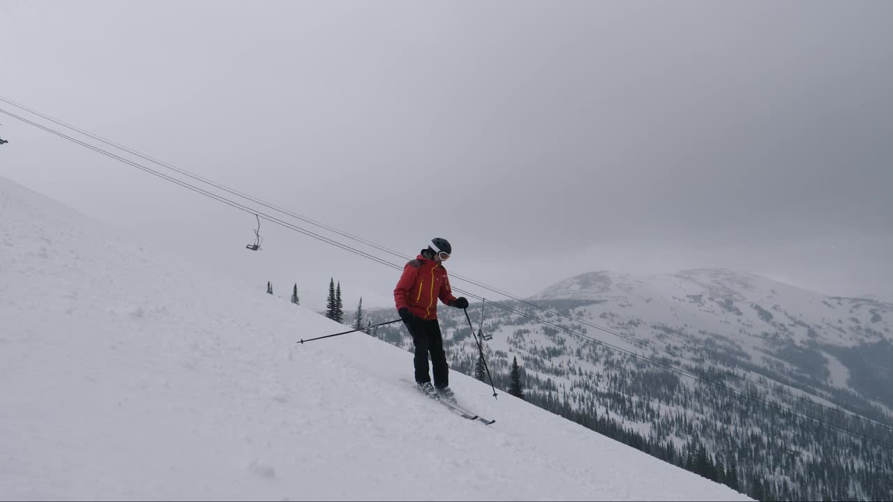 专业滑雪者在滑雪胜地的山上滑下陡峭的雪坡视频下载
