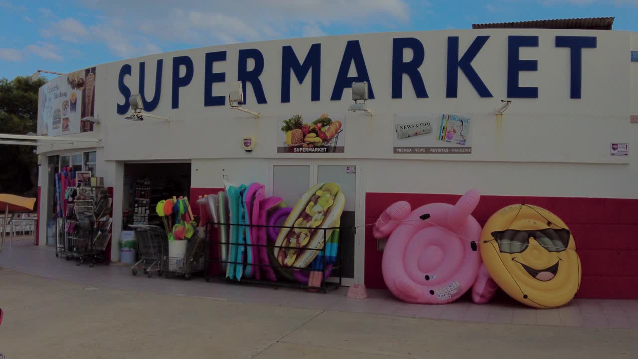 西班牙梅诺卡夏季一家超市的门面视频下载