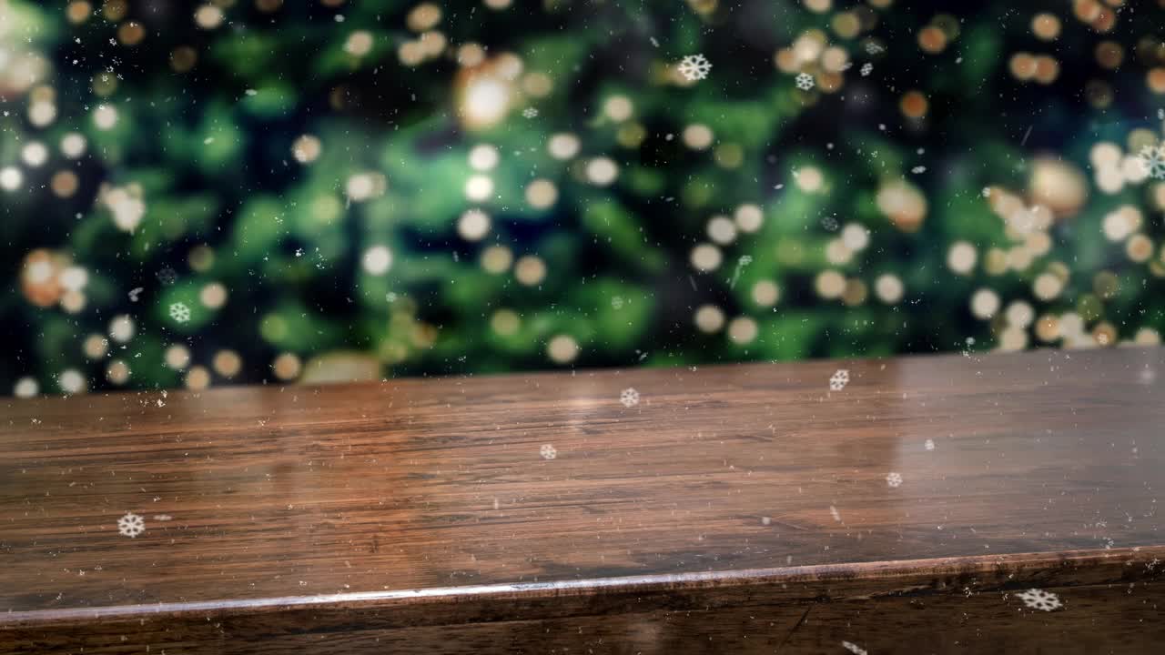 空坡木桌和雪花飘落模糊的圣诞树散景光背景，背景模板显示产品或设计，食品站模拟视频素材