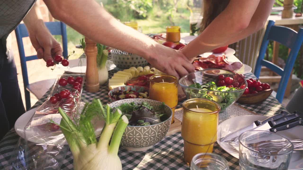 平静的白人朋友，装饰着盘子里的食物，为夏天的早午餐视频下载