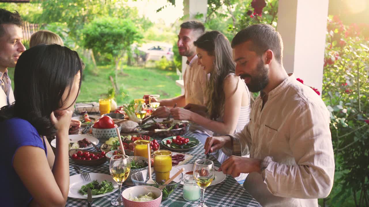 在一个新鲜的夏日，一群白人朋友在游园会上享受美食视频下载