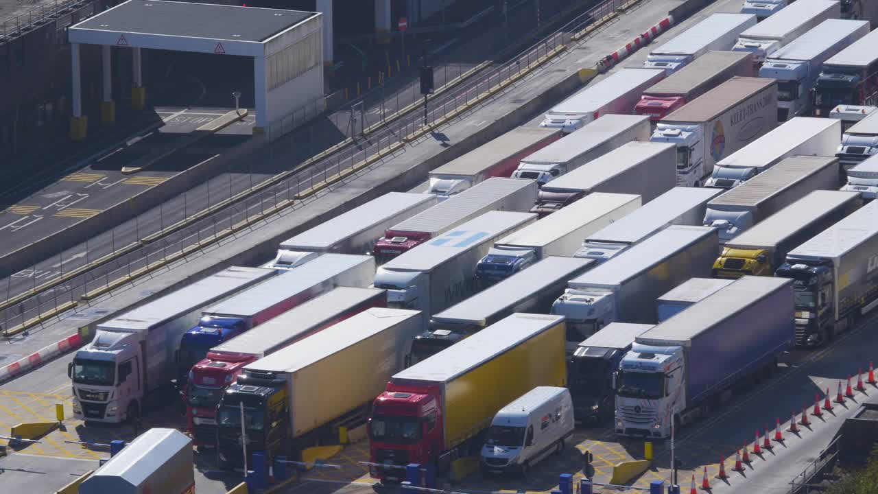 高架的货车到达多佛边境管制港。视频下载