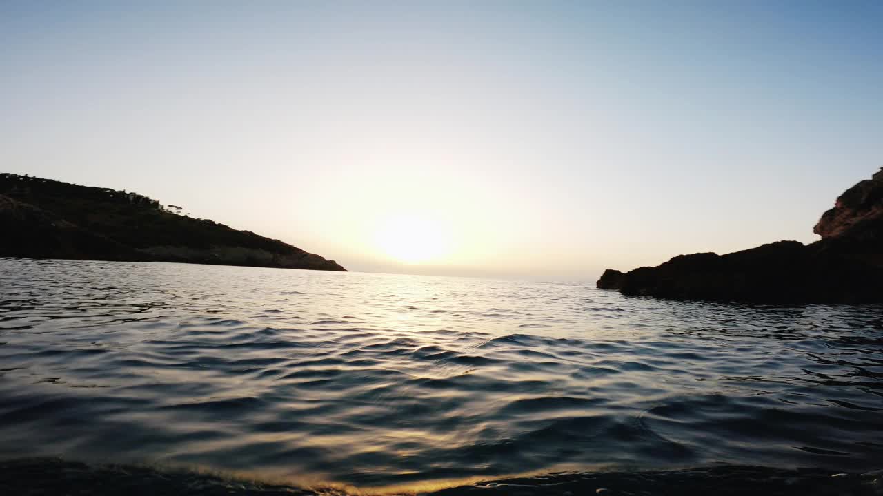一名男子在夏日的大海中游泳和浮潜视频下载