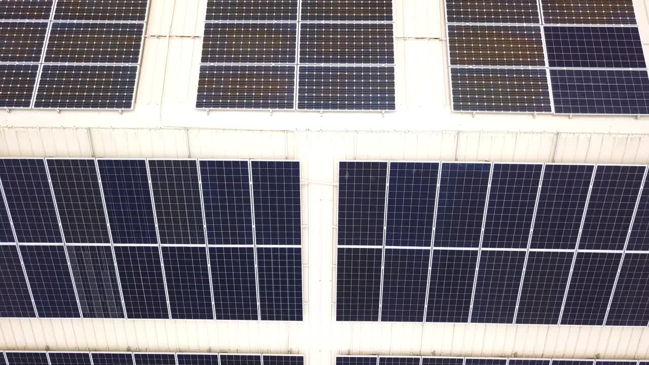 屋顶上有太阳能电池板的新开发工业区。视频素材