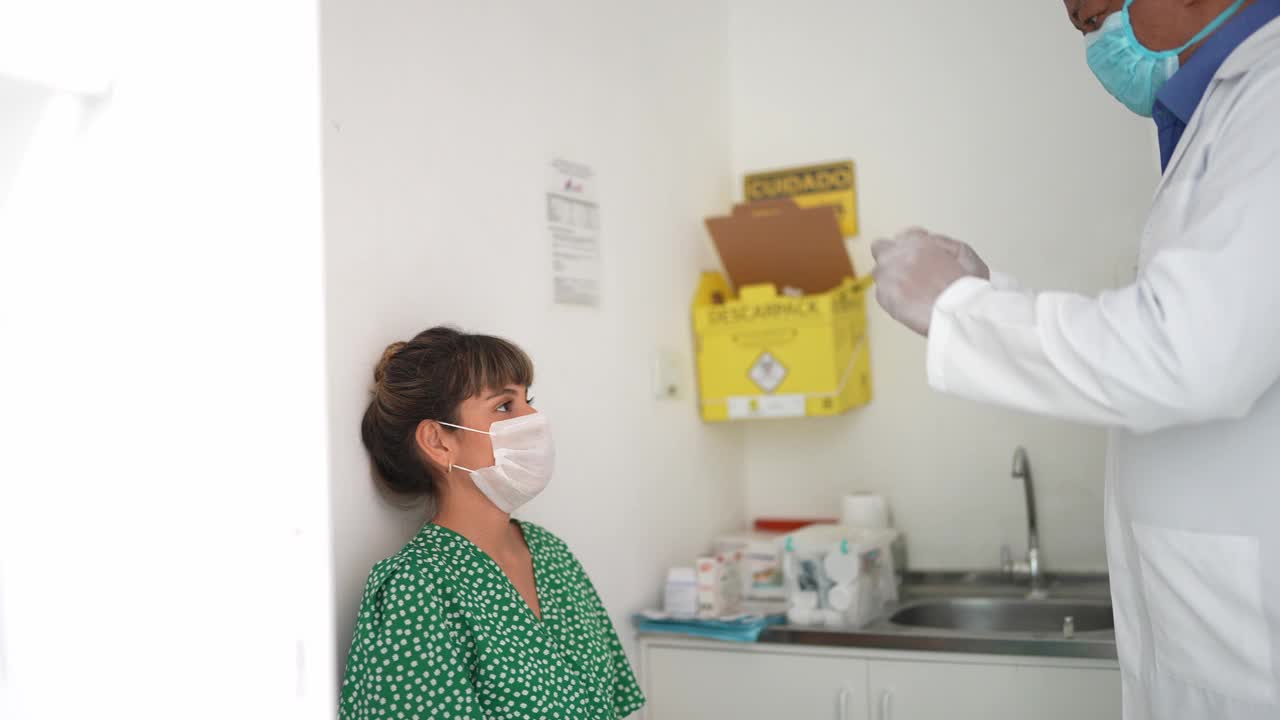 年长护士在药房准备疫苗视频素材