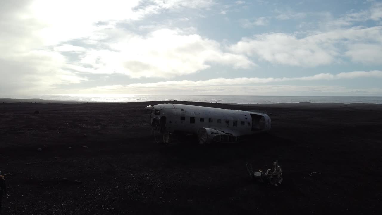 在冰岛，一架无人驾驶飞机飞过神秘的被遗弃飞机。视频下载