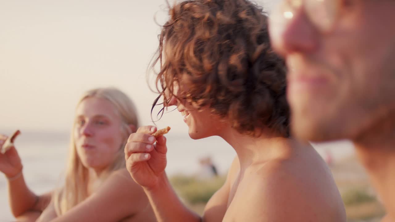 一群朋友在海滩上野餐视频素材