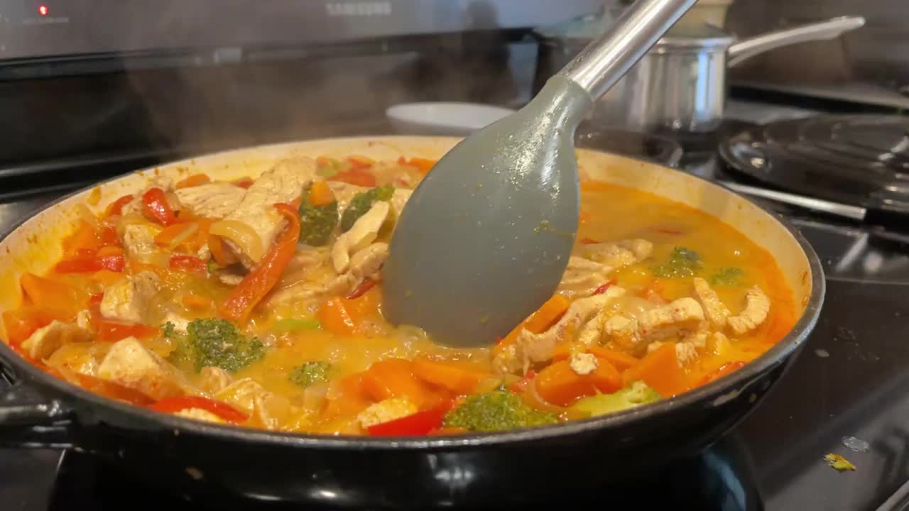 咖喱鸡与蔬菜餐在电炉炉顶慢动作视频系列视频下载
