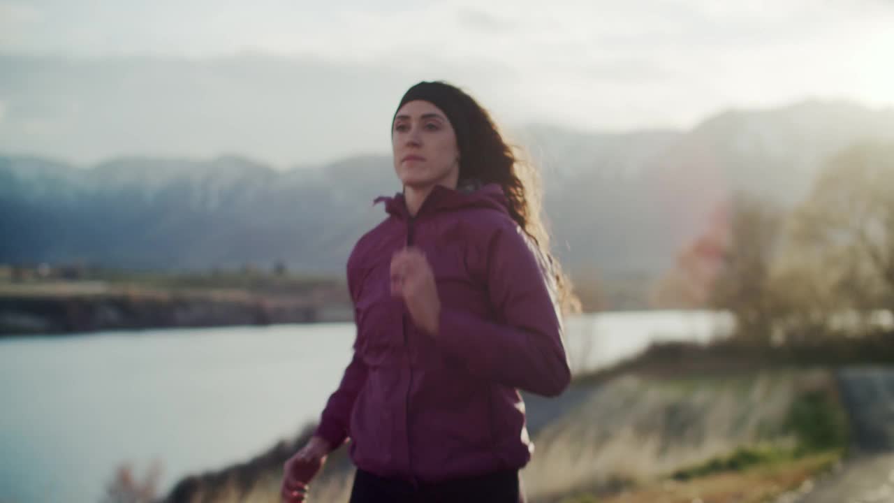 SM CU女人在山上跑步视频下载