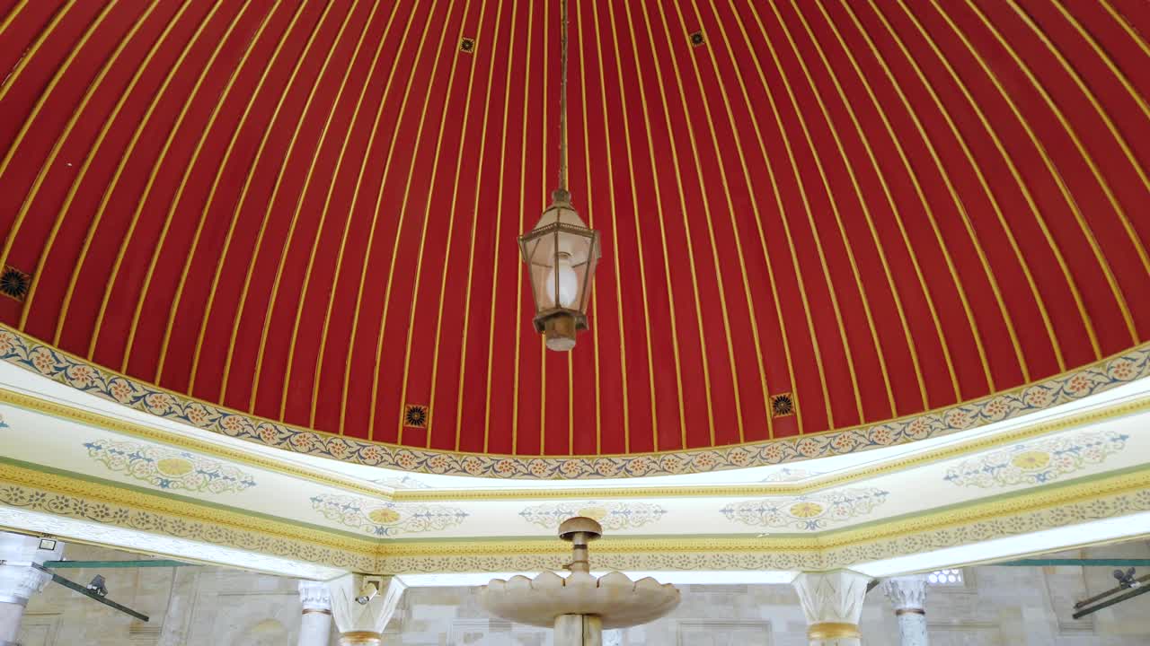 圆顶的内部部分法蒂赫清真寺沐浴喷泉视频素材