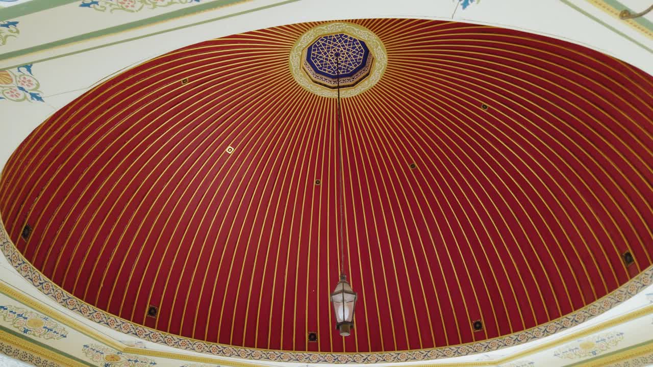 圆顶的内部部分法蒂赫清真寺沐浴喷泉视频素材