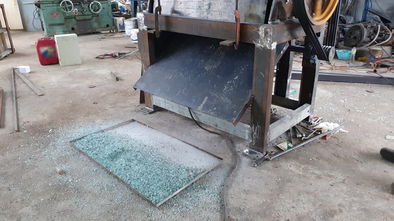 玻璃是用工业破碎机打碎的。视频素材
