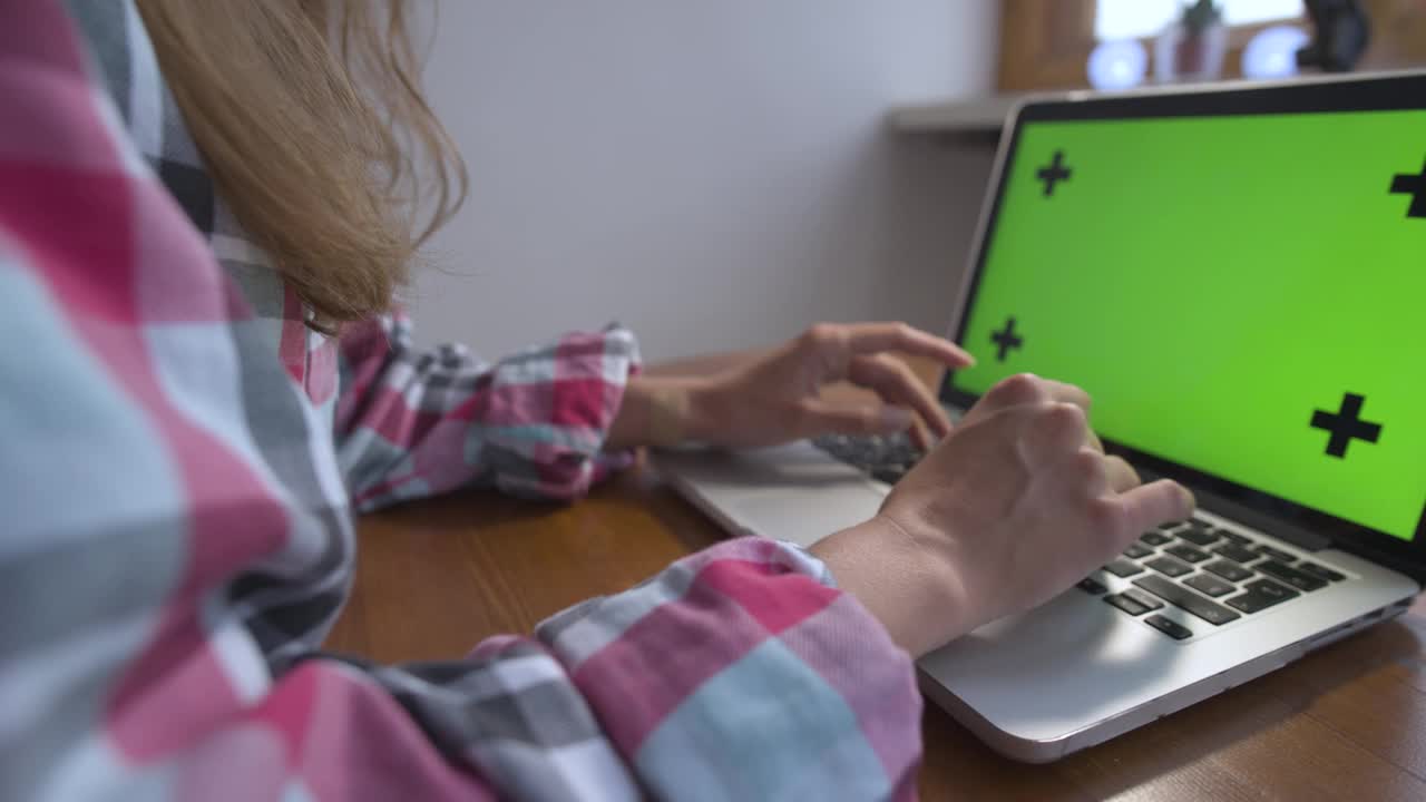 一个女人的手在笔记本电脑的触控板上打字和滚动。用角度透视销跟踪点。家庭办公室和远程工作视频素材
