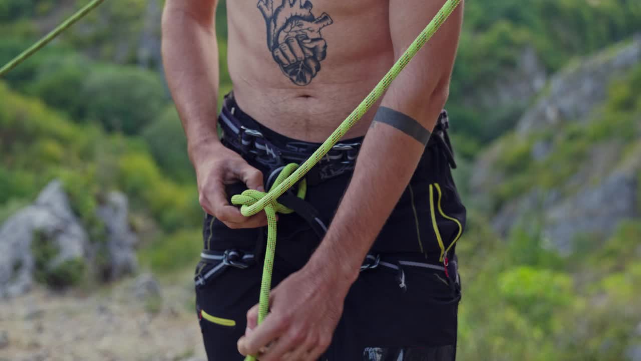 男性攀岩者系好安全带，准备攀爬视频下载
