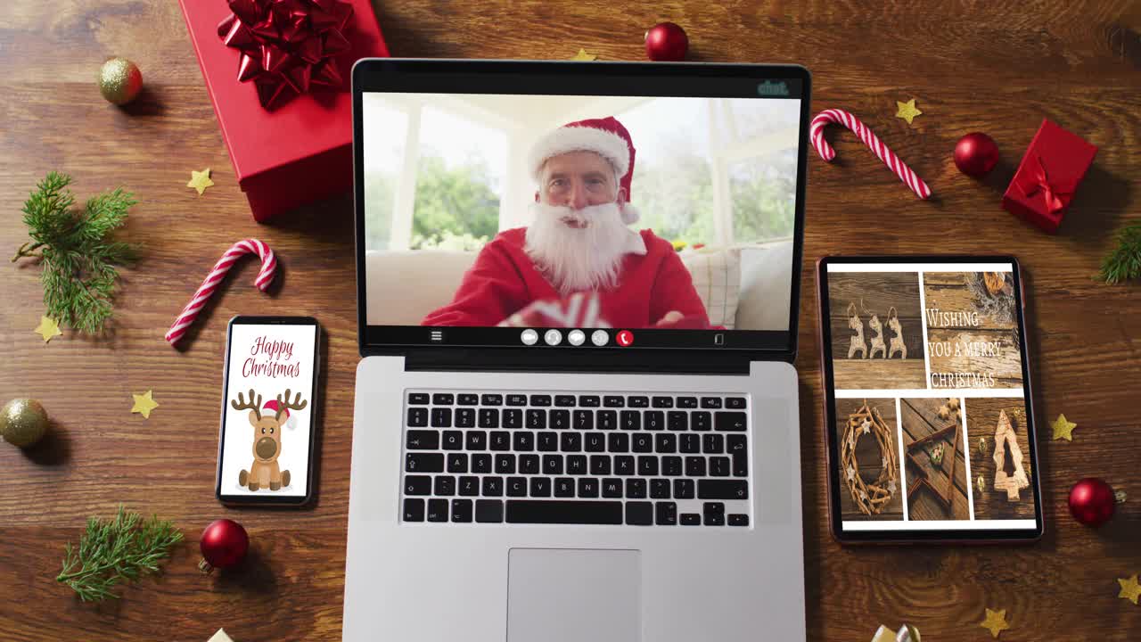 快乐的白人圣诞老人在笔记本电脑上视频通话，智能手机，平板电脑圣诞装饰视频下载