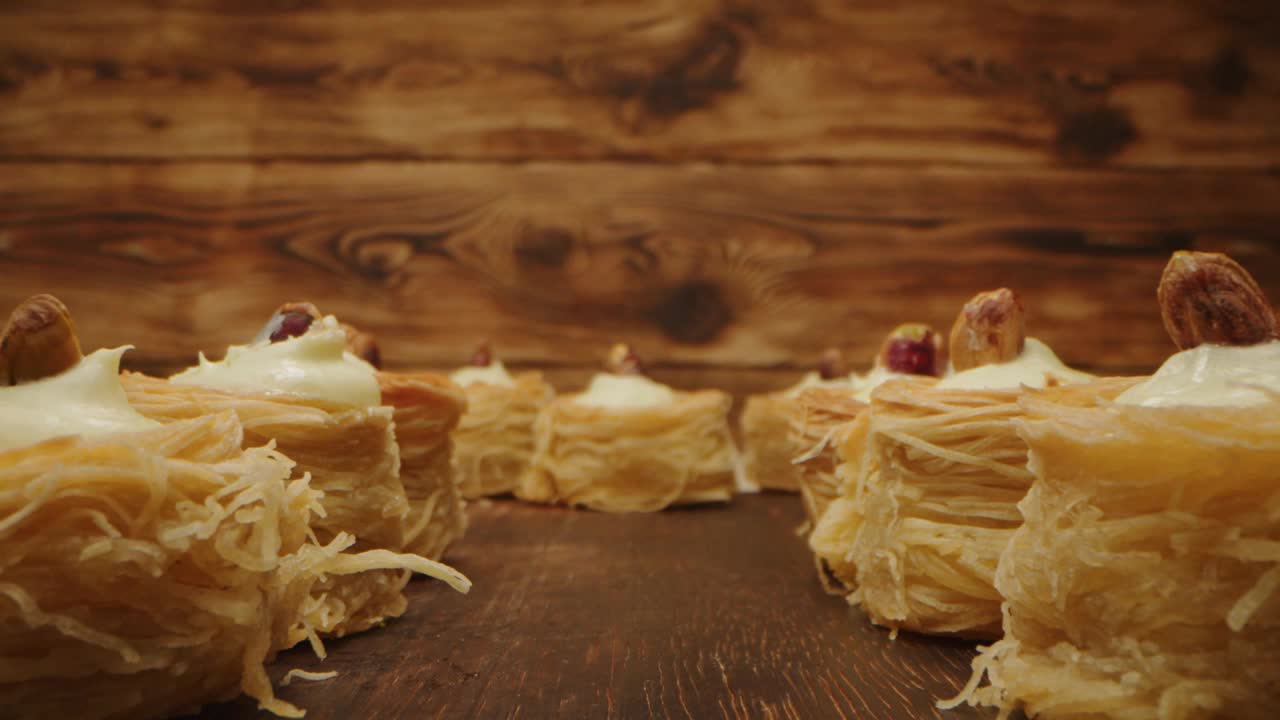 木制背景上的东方糖果果仁蜜饼，放大视频视频素材