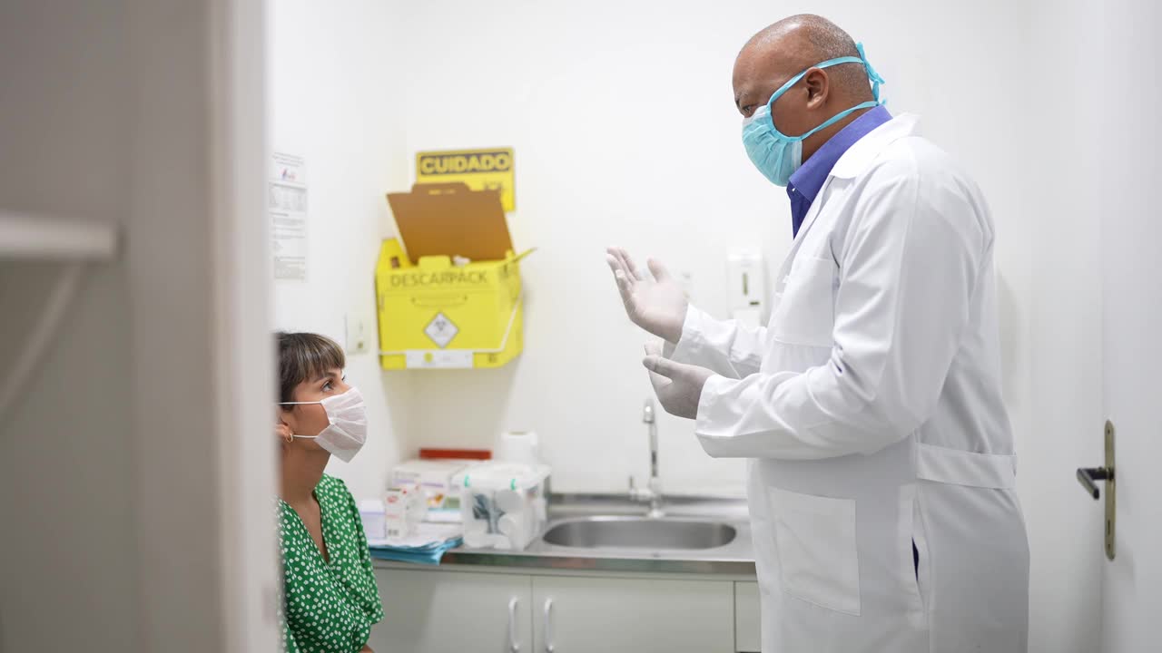 在药房，年长护士向年轻病人解释疫苗的情况视频素材