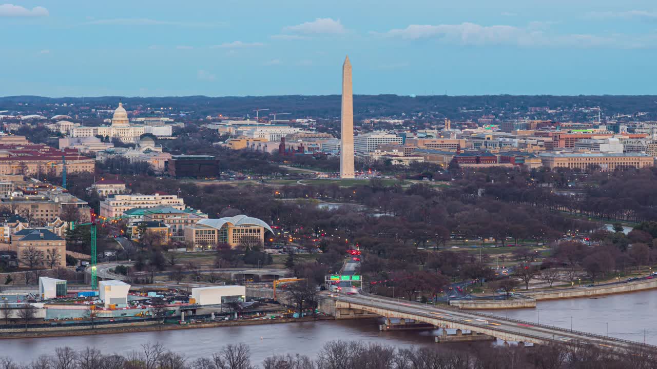 日落时分，林肯纪念堂，华盛顿纪念碑和美国国会大厦的城市景观，美国华盛顿特区视频下载