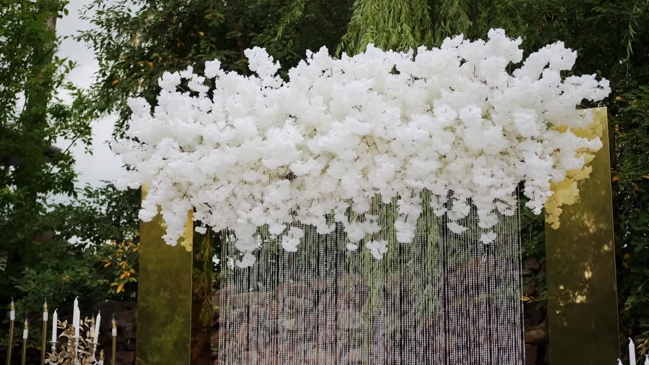 淡雅的淡色花朵装饰的婚礼花。公园内婚礼室外画框，近景视频素材