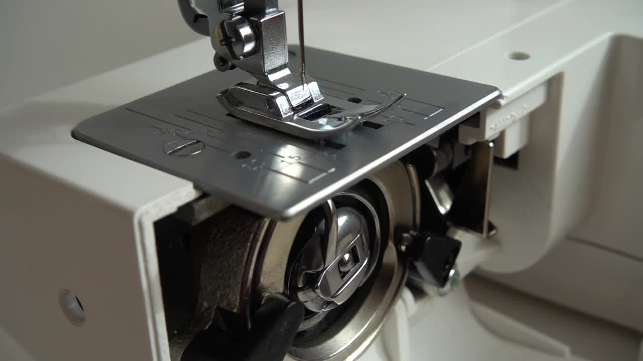 缝纫机的针可以做线迹。缓慢的运动。缝纫机的工作原理。缝纫机的内部部件。视频下载