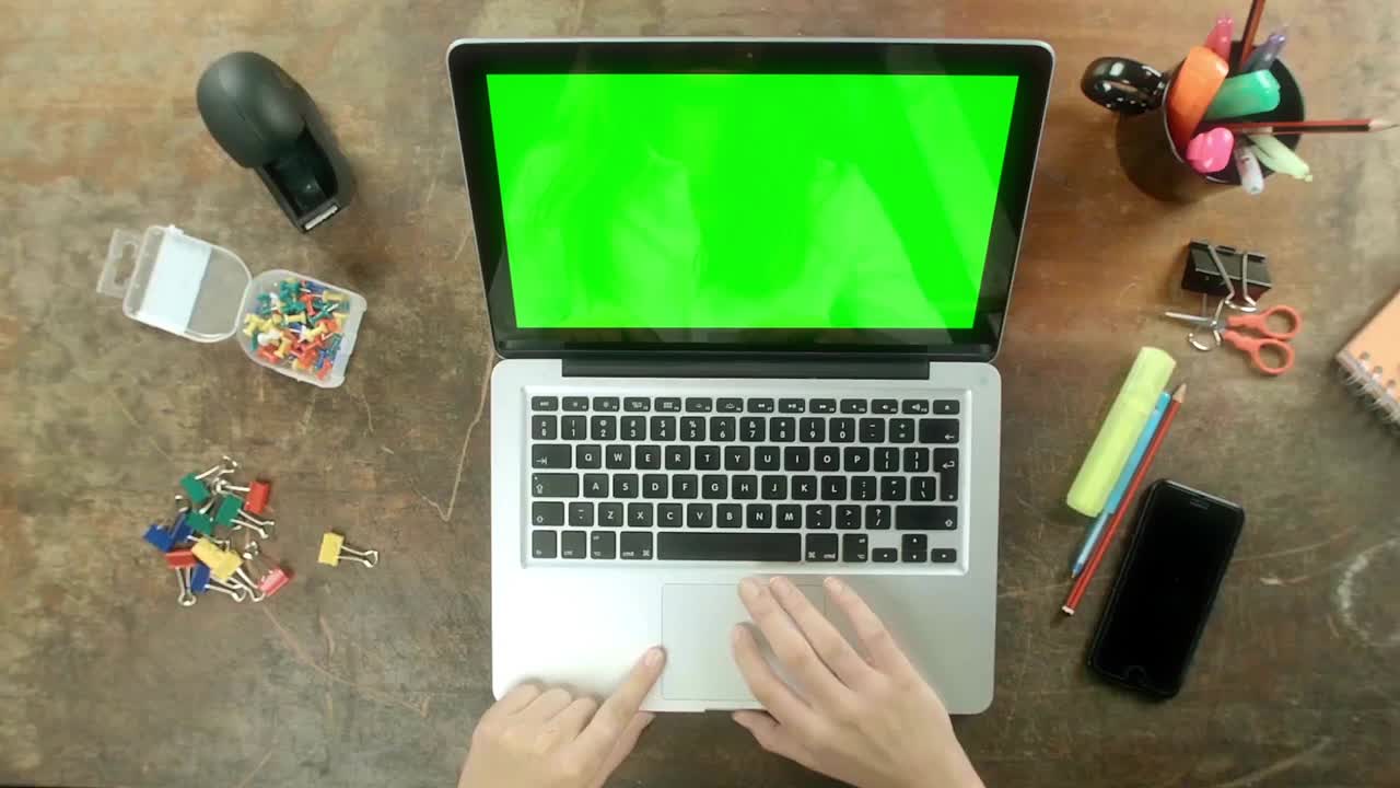 女性手在触摸屏上的笔记本电脑绿色屏幕。办公室人员使用笔记本电脑与笔记本电脑绿色屏幕从上而下视频素材