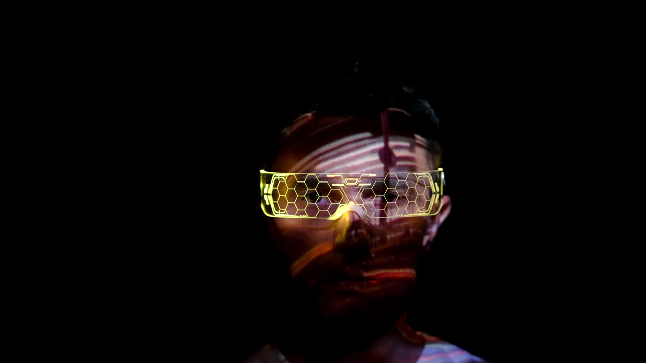 一个戴着未来眼镜的男人脸上的投影视频素材