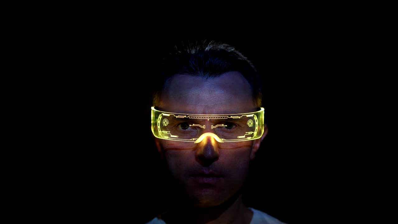 一个戴着未来眼镜的男人脸上的投影视频购买