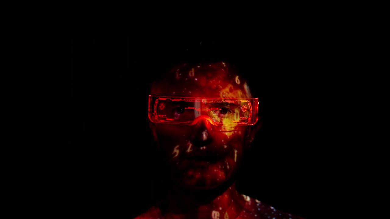 一个戴着未来眼镜的男人脸上的投影视频素材