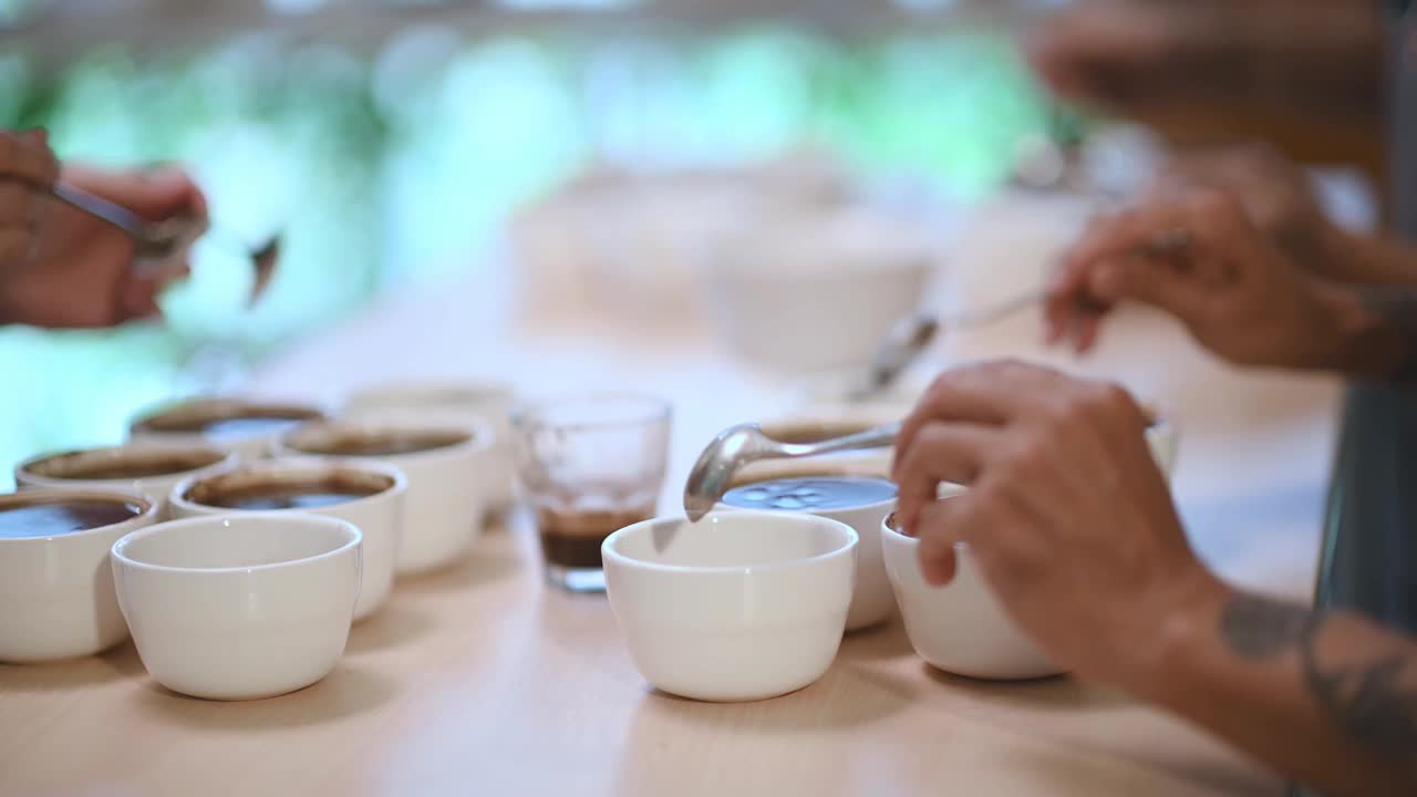 近亚洲的中国咖啡师鉴赏家舀咖啡地面清洁，为咖啡杯品尝范围视频素材