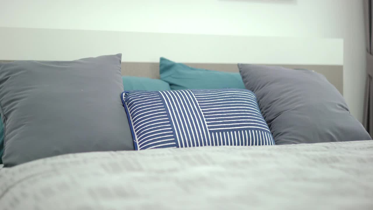 卧室的床上有枕头视频下载