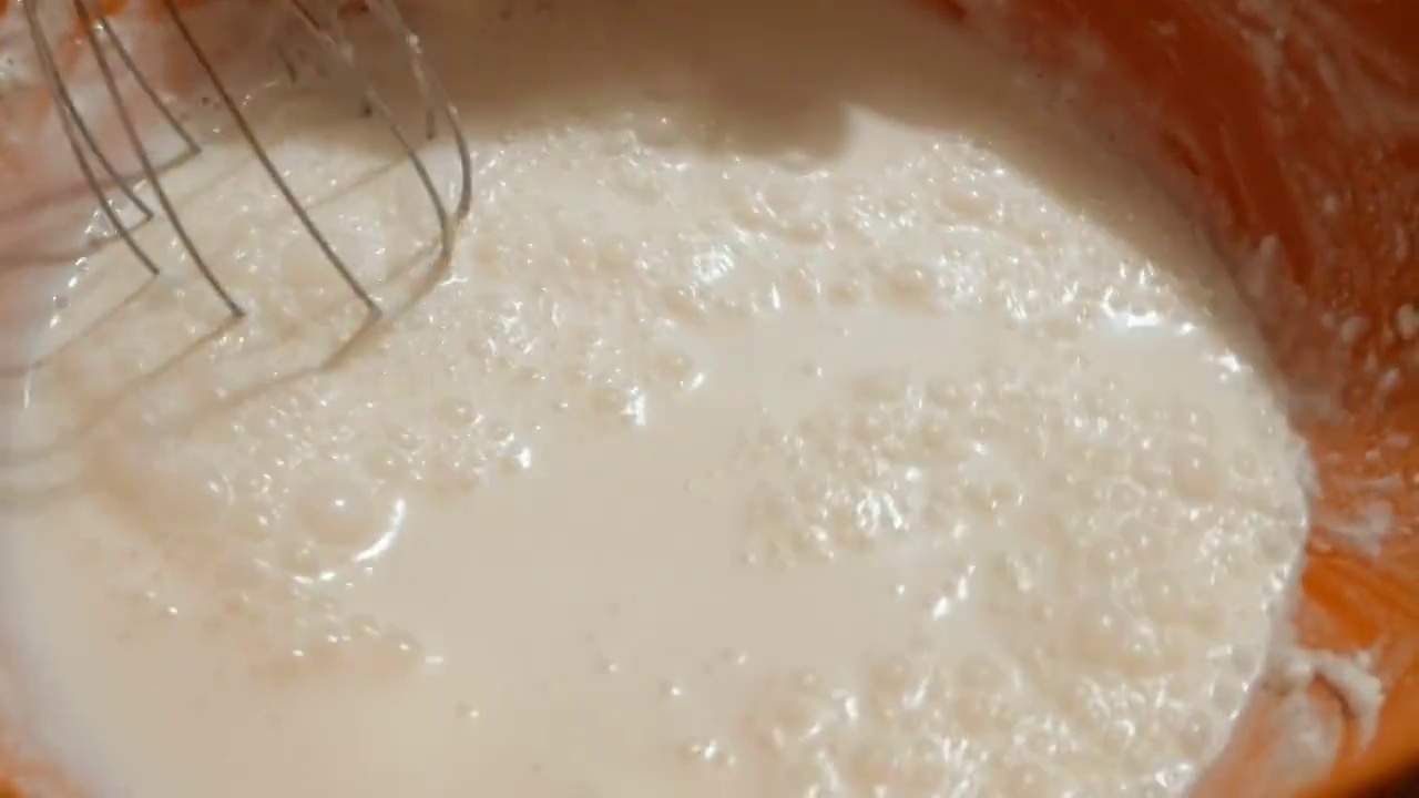 厨师用鲜奶油制作生日蛋糕奶油视频下载