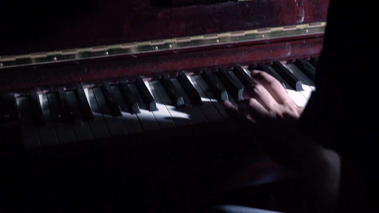 在黑暗的房间里弹钢琴视频下载