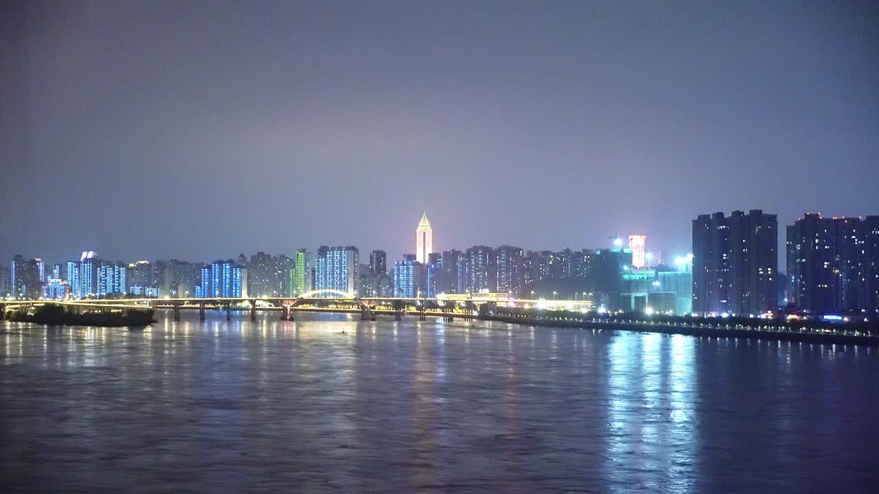 在夜晚的火车上欣赏现代城市的城市景观视频下载