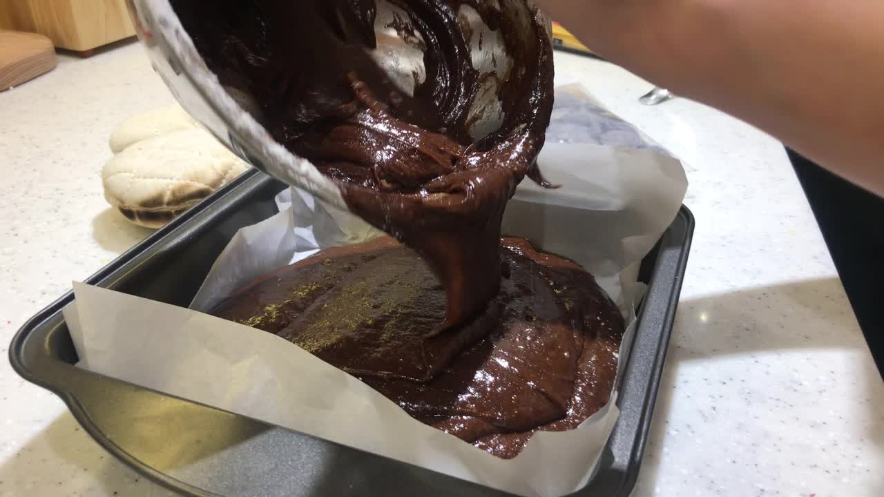 把巧克力倒在蛋糕块上视频素材