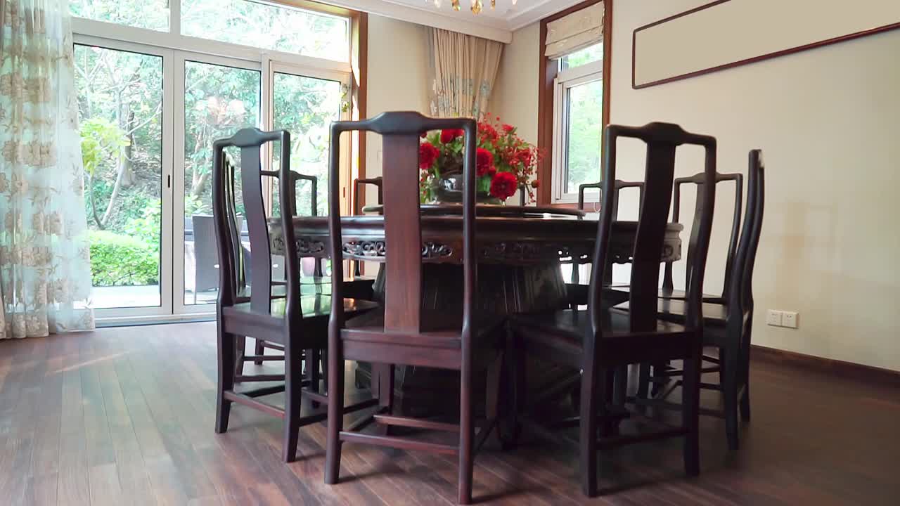 客厅的餐桌视频素材
