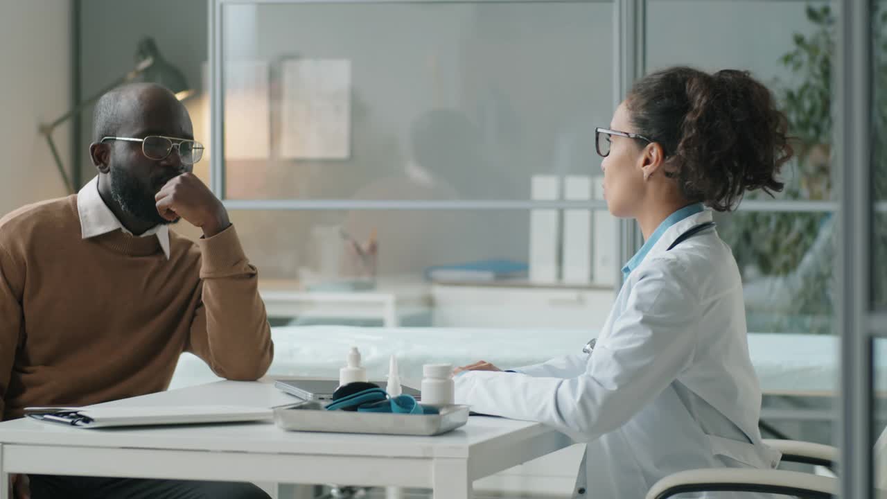 非裔美国男子正在与女医生进行医疗咨询视频素材