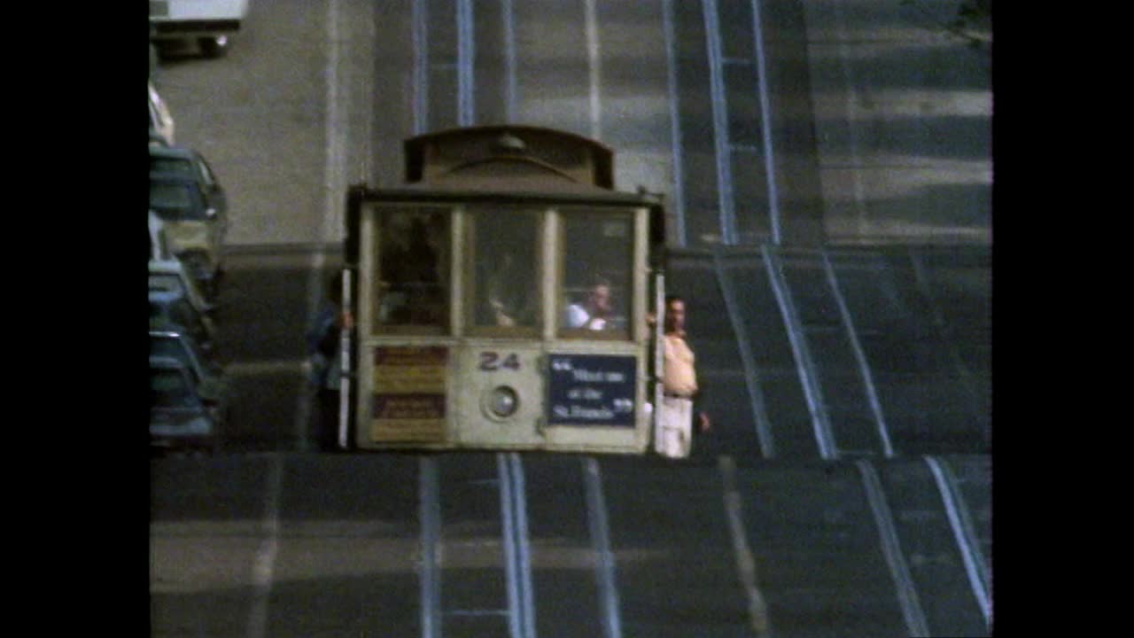 在旧金山街道上行驶的GVs无轨电车;1979视频素材