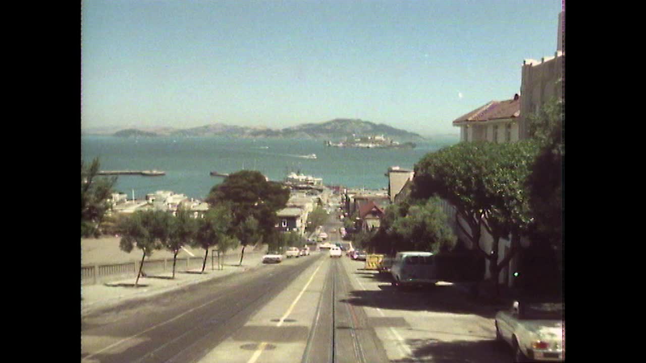 无轨电车POV朝旧金山湾下坡行驶;1979视频素材