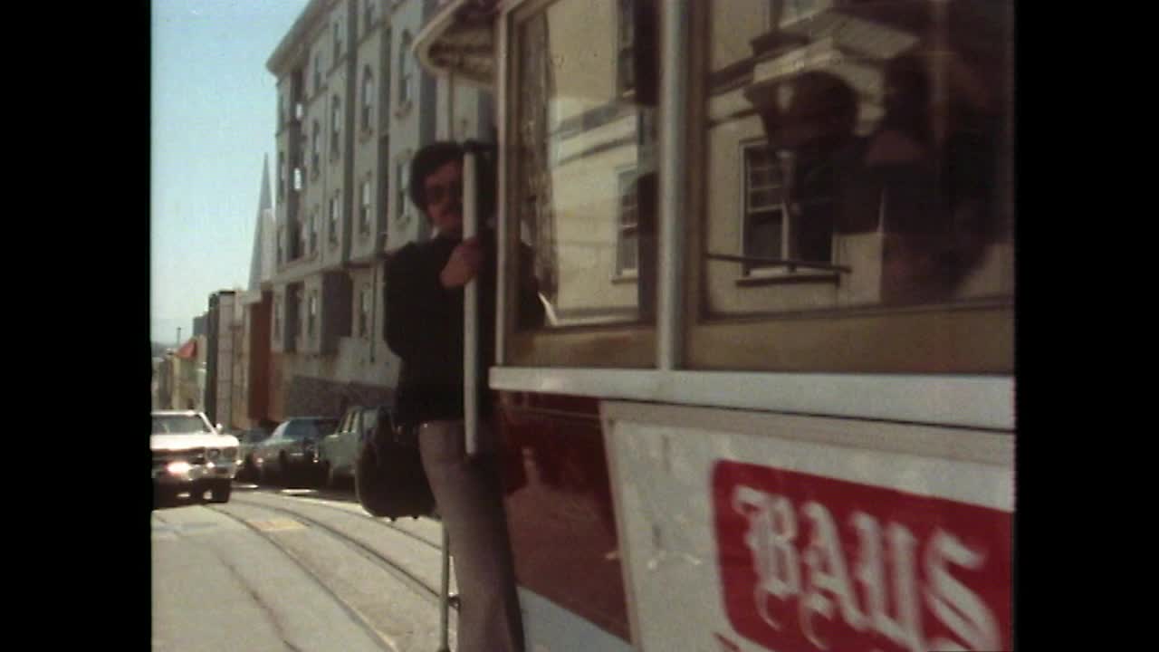 无轨电车行驶在旧金山街道上;1979视频素材